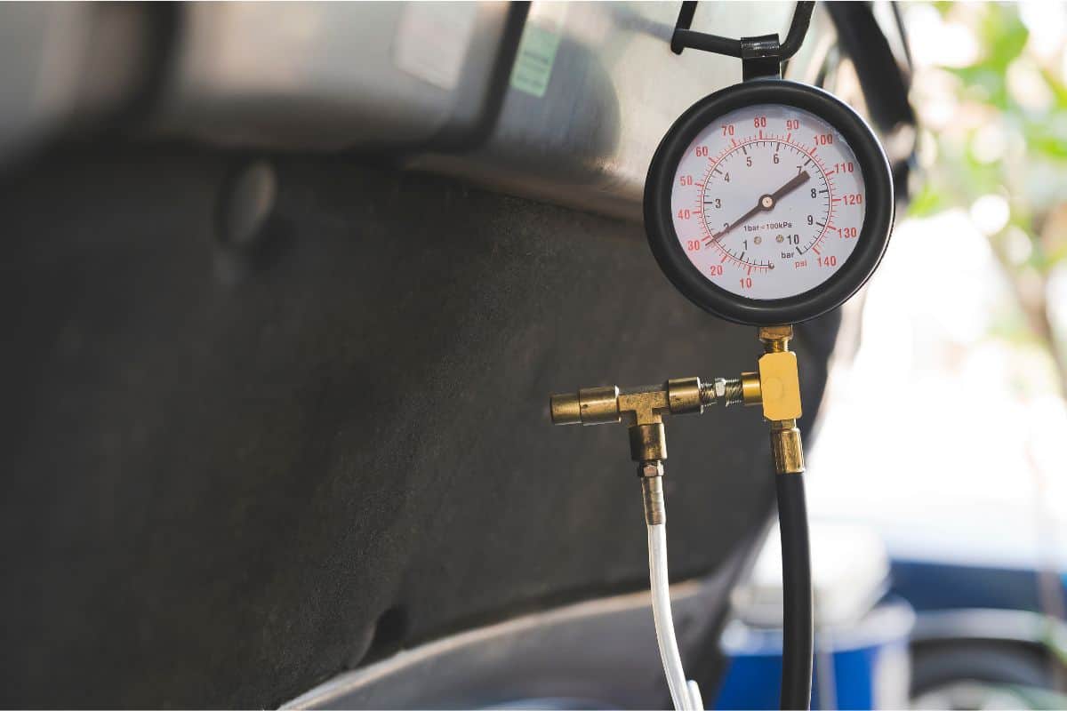 Car fuel pressure test by using fuel pressure gauge tester ,diagnose car fuel system.