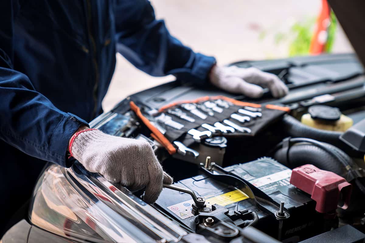 Auto mechanic disconnect car battery