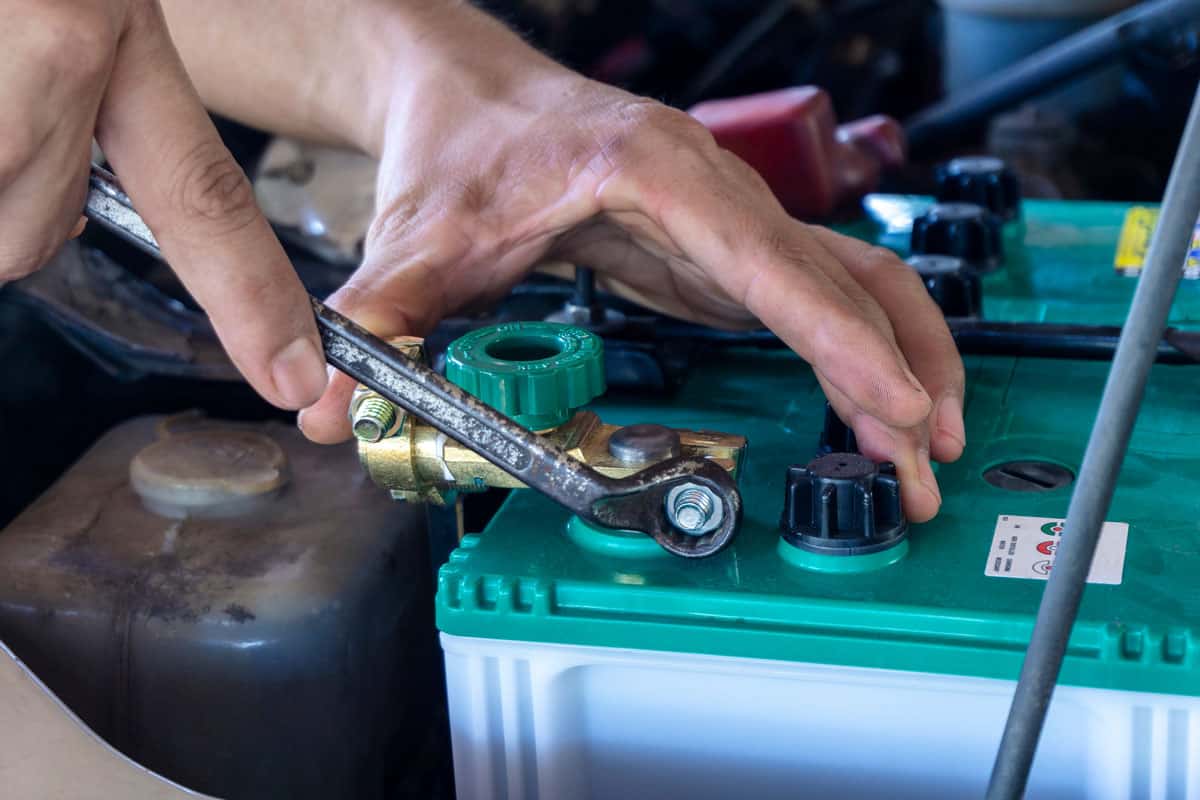 repairing-battery-by-technician-service-center